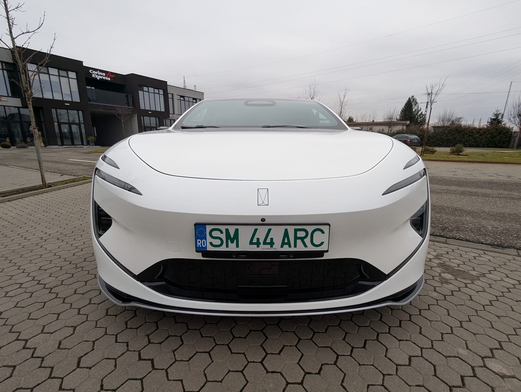 AVATR 12 GT alb, din față, cu numere de Satu Mare